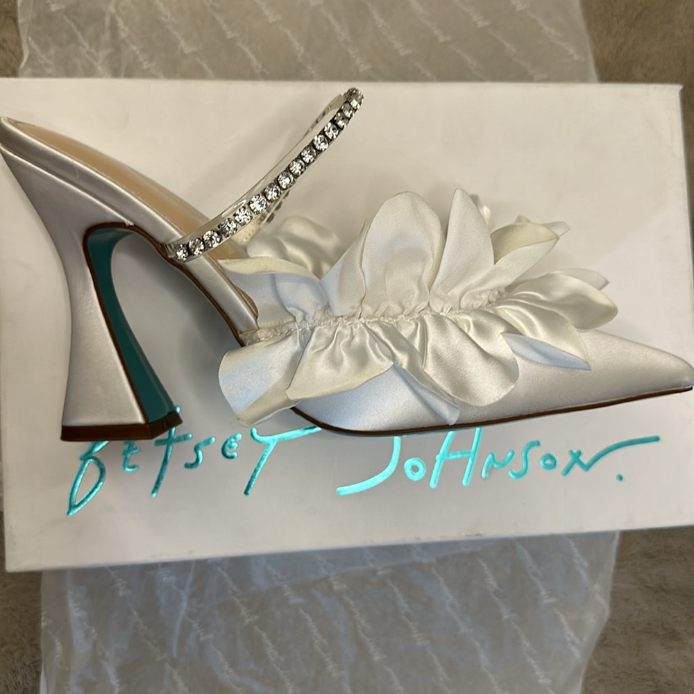 Betsey Johnson- Ivory pump size 9.5